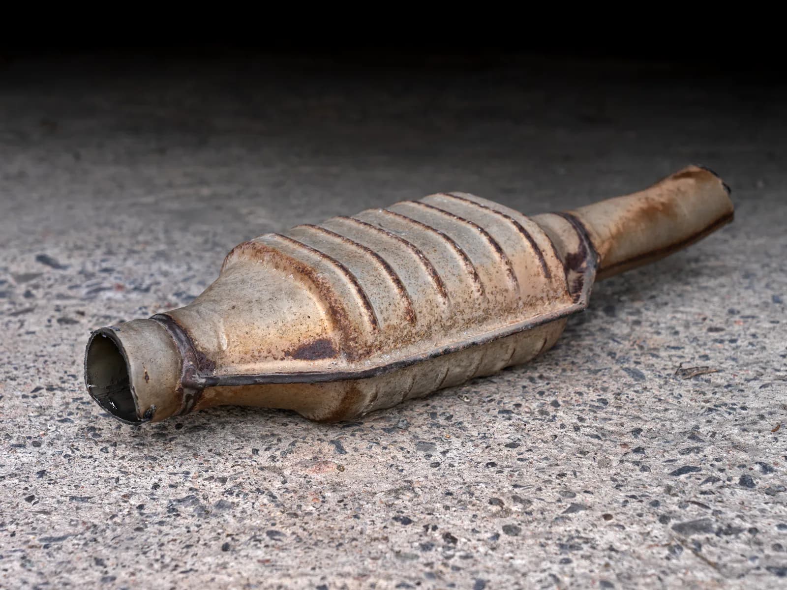 Catalyseur automobile déposé, coque en acier inoxydable nervurée et oxydée par la chaleur