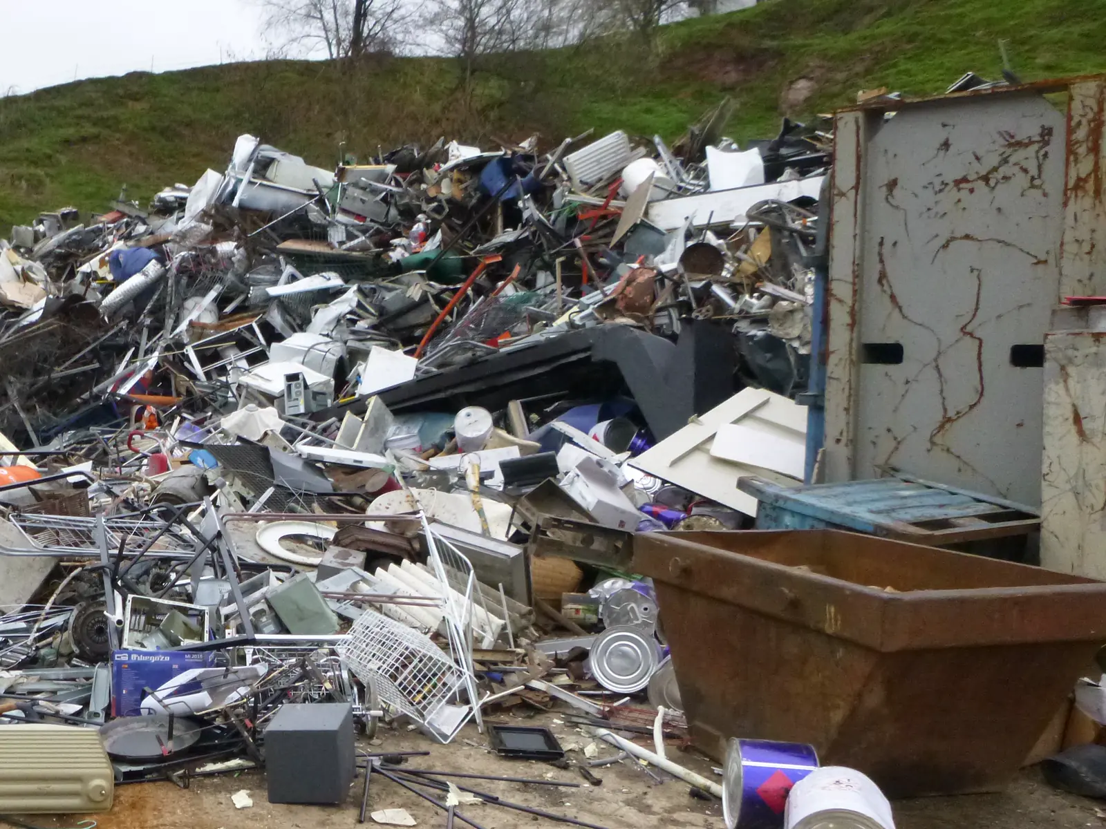 Tas de ferrailles légères en déchèterie : carcasses d’électroménager, tôles minces, mobilier métallique et emballages