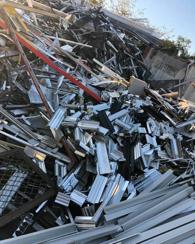 Profilés d’aluminium extrudés bruts, anodisés et thermolaqués, en attente de tri