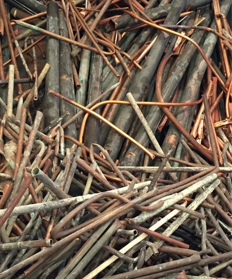 Tubes de cuivre usagés issus de plomberie, à distinguer du cuivre déposé