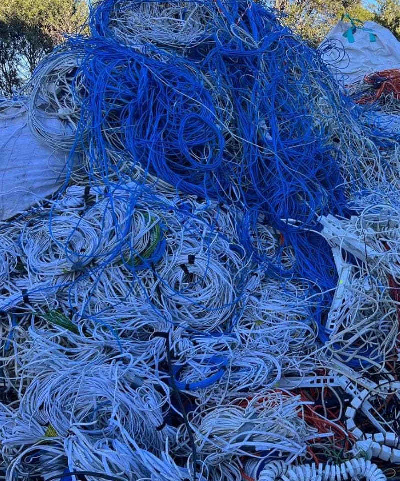 Amas de câbles électriques de types différents mélangés dans un même lot