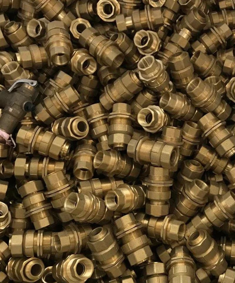 Lot homogène de raccords en laiton prêts à être présentés à un acheteur