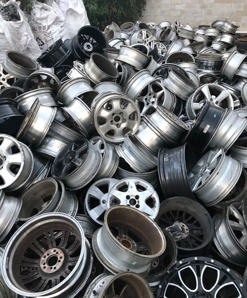 Tas de jantes en alliage d’aluminium déposées, de dessins et de finitions variés